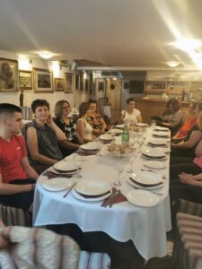 Sudionici početne konferencije za stolom