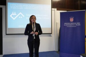 Govornica na svečanosti uručenja ugovora