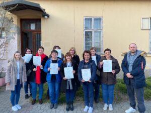 Polaznici programa osposobljavanja s uvjerenjima ispred zgrade