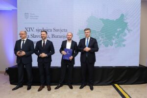 Uzvanici na pozornici pri uručenju ugovora