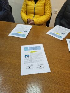 Letci projekta na stolu ispred sudionika